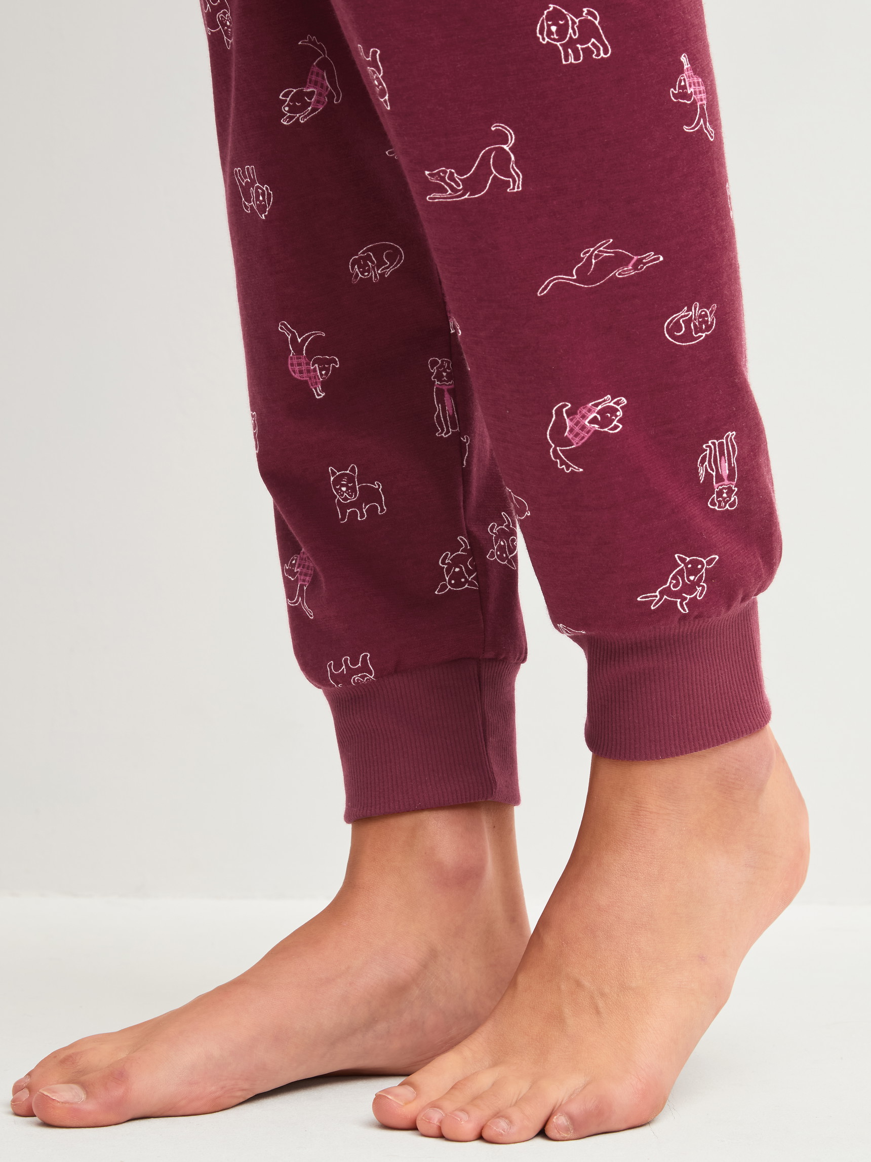 Damen-Model trägt Bündchen-Pyjama aus 100% Baumwolle in Rot, Gemustert aus Serie Family & Friends von CALIDA, Detail