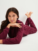 Damen-Model trägt Bündchen-Pyjama aus 100% Baumwolle in Rot, Gemustert aus Serie Family & Friends von CALIDA, Zusatzbild