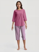 La modella / Il modello Donna indossa Pigiama 3/4 in 100% cotone di colore Viola, Motivo, della serie Cotton Special di CALIDA, Vista frontale, Immagine generata da IA