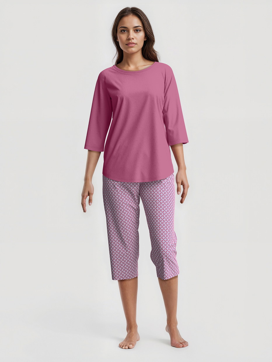 Damen-Model trägt 3/4-Pyjama aus 100% Baumwolle in Violett, Motiv aus Serie Cotton Special von CALIDA, Vorderansicht, KI-generiertes Bild