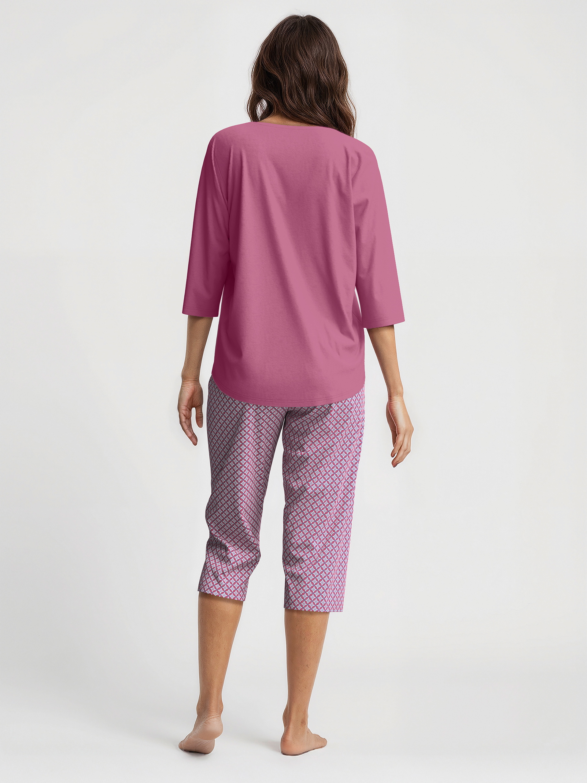 Women model is wearing 3/4 pyjama made of 100% Cotton in Purple, Motif from the Cotton Special series by CALIDA, Back view