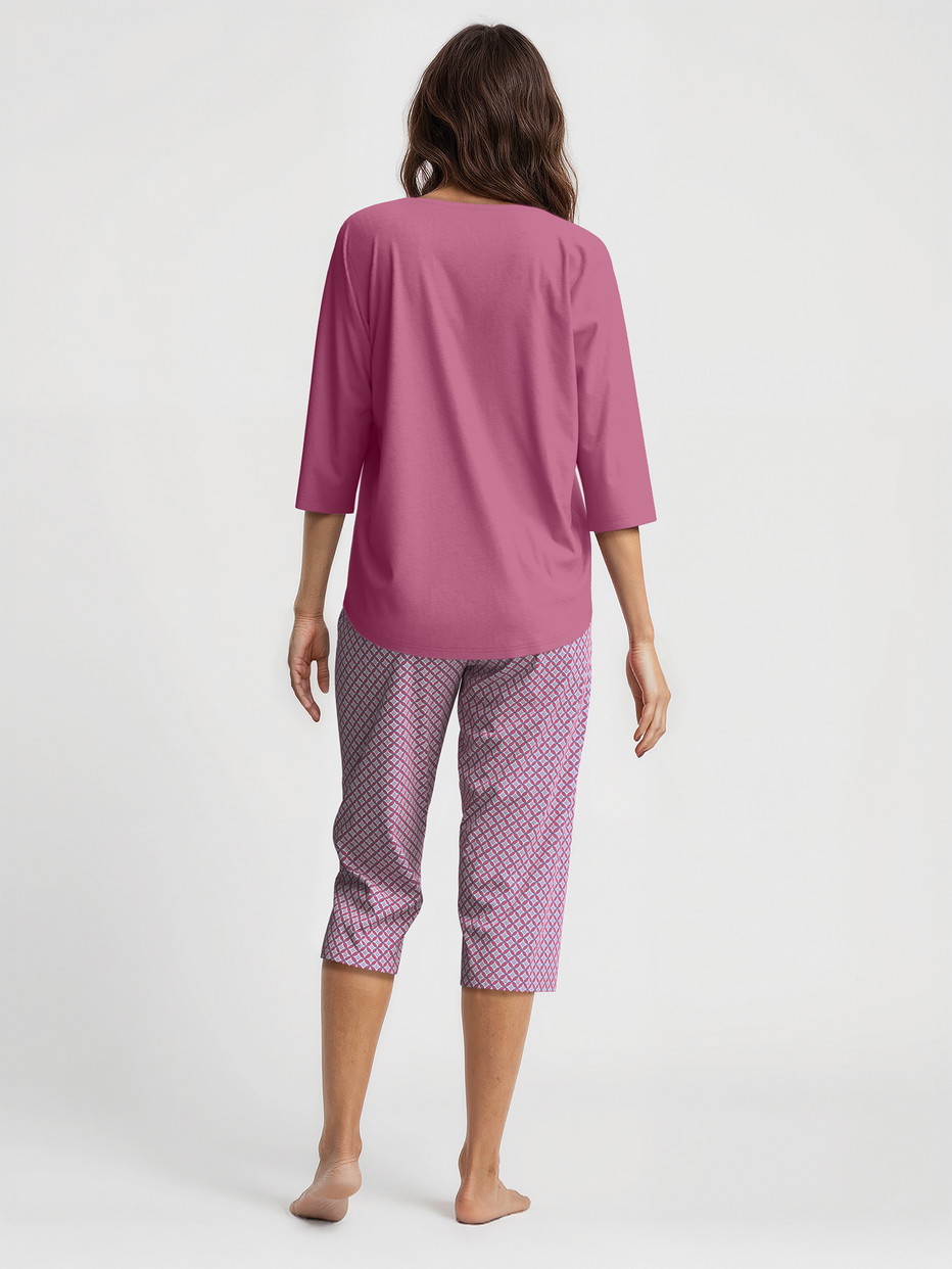 Damen-Model trägt 3/4-Pyjama aus 100% Baumwolle in Violett, Motiv aus Serie Cotton Special von CALIDA, Rückansicht, KI-generiertes Bild