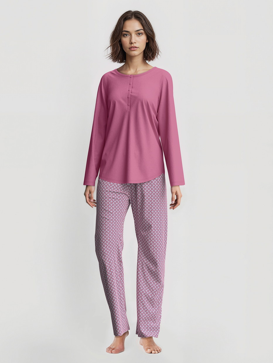 Damen-Model trägt Pyjama, lang aus 100% Baumwolle in Violett, Motiv aus Serie Cotton Special von CALIDA, Vorderansicht, KI-generiertes Bild