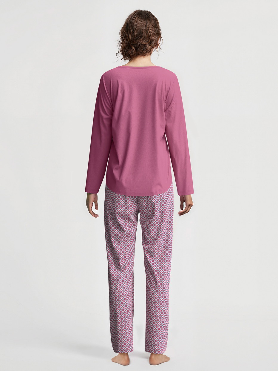 Damen-Model trägt Pyjama, lang aus 100% Baumwolle in Violett, Motiv aus Serie Cotton Special von CALIDA, Rückansicht, KI-generiertes Bild