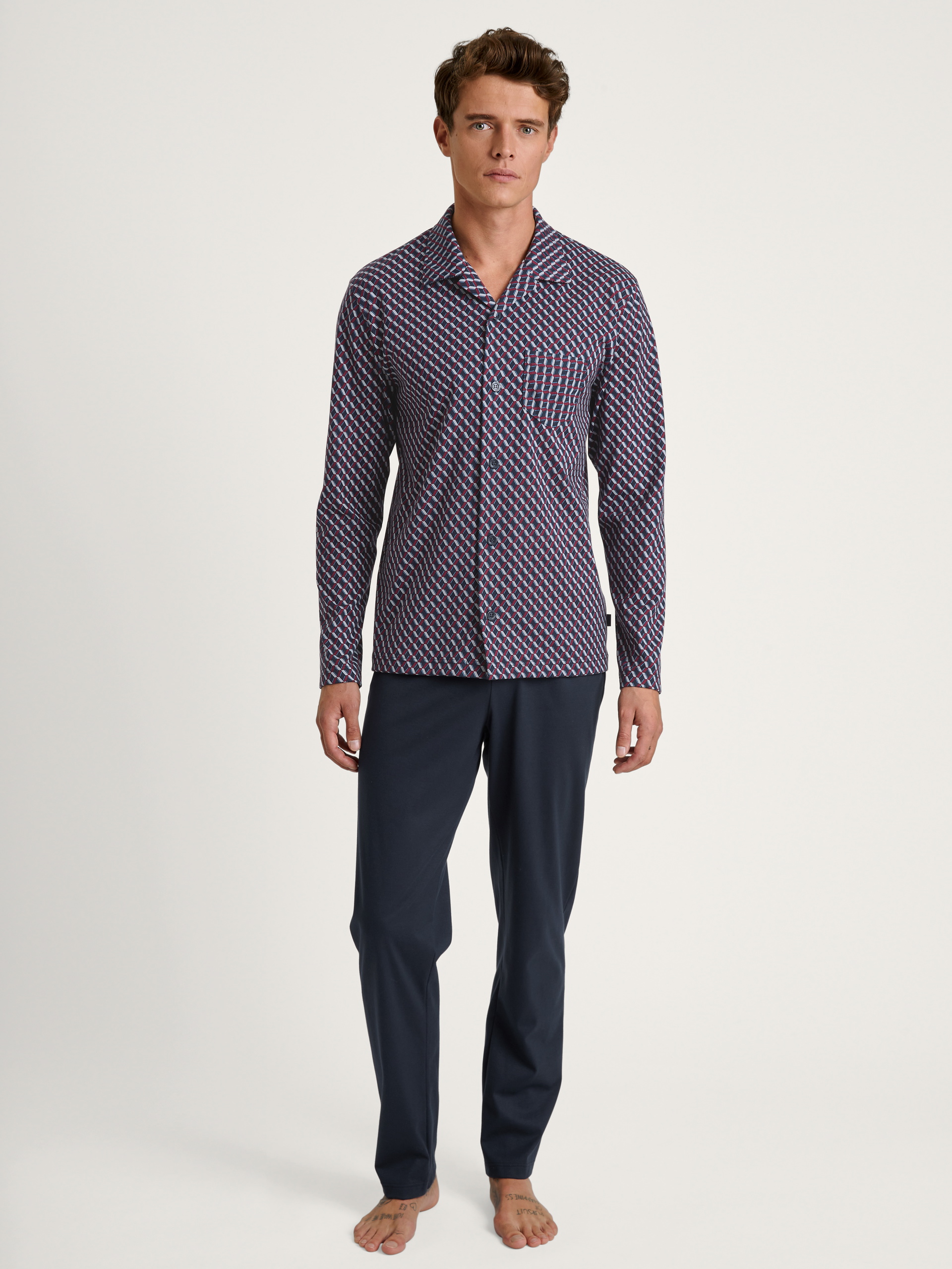 Herren-Model trägt Pyjama mit Knöpfen aus 100% Baumwolle in Blau, Kariert aus Serie Relax Imprint von CALIDA, Vorderansicht