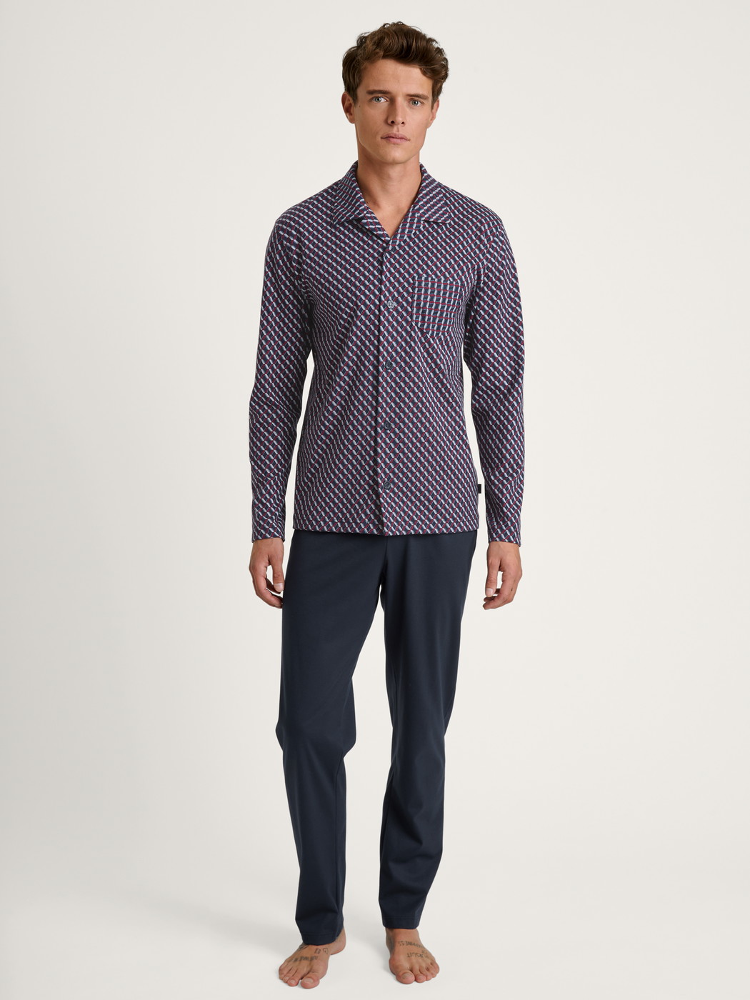 Le mannequin Homme porte le/la Pyjama à boutons en 100% coton de couleur Bleu, À carreaux, de la série Relax Imprint de CALIDA, Vue de face