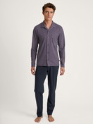 Le mannequin Homme porte le/la Pyjama à boutons en 100% coton de couleur Bleu, À carreaux, de la série Relax Imprint de CALIDA, Vue de face