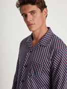 Le mannequin Homme porte le/la Pyjama à boutons en 100% coton de couleur Bleu, À carreaux, de la série Relax Imprint de CALIDA, Détail