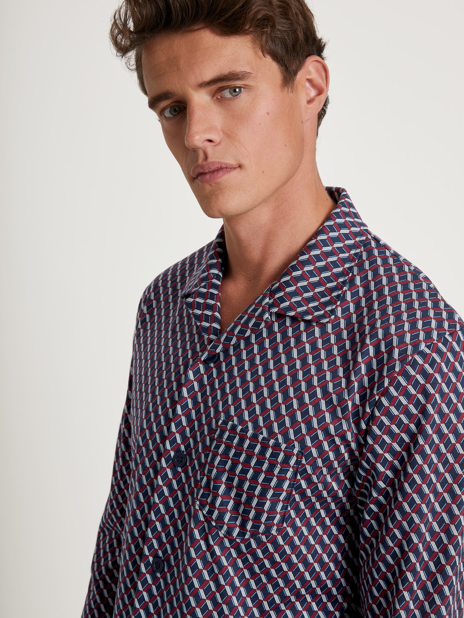 Herren-Model trägt Pyjama mit Knöpfen aus 100% Baumwolle in Blau, Kariert aus Serie Relax Imprint von CALIDA, Detail