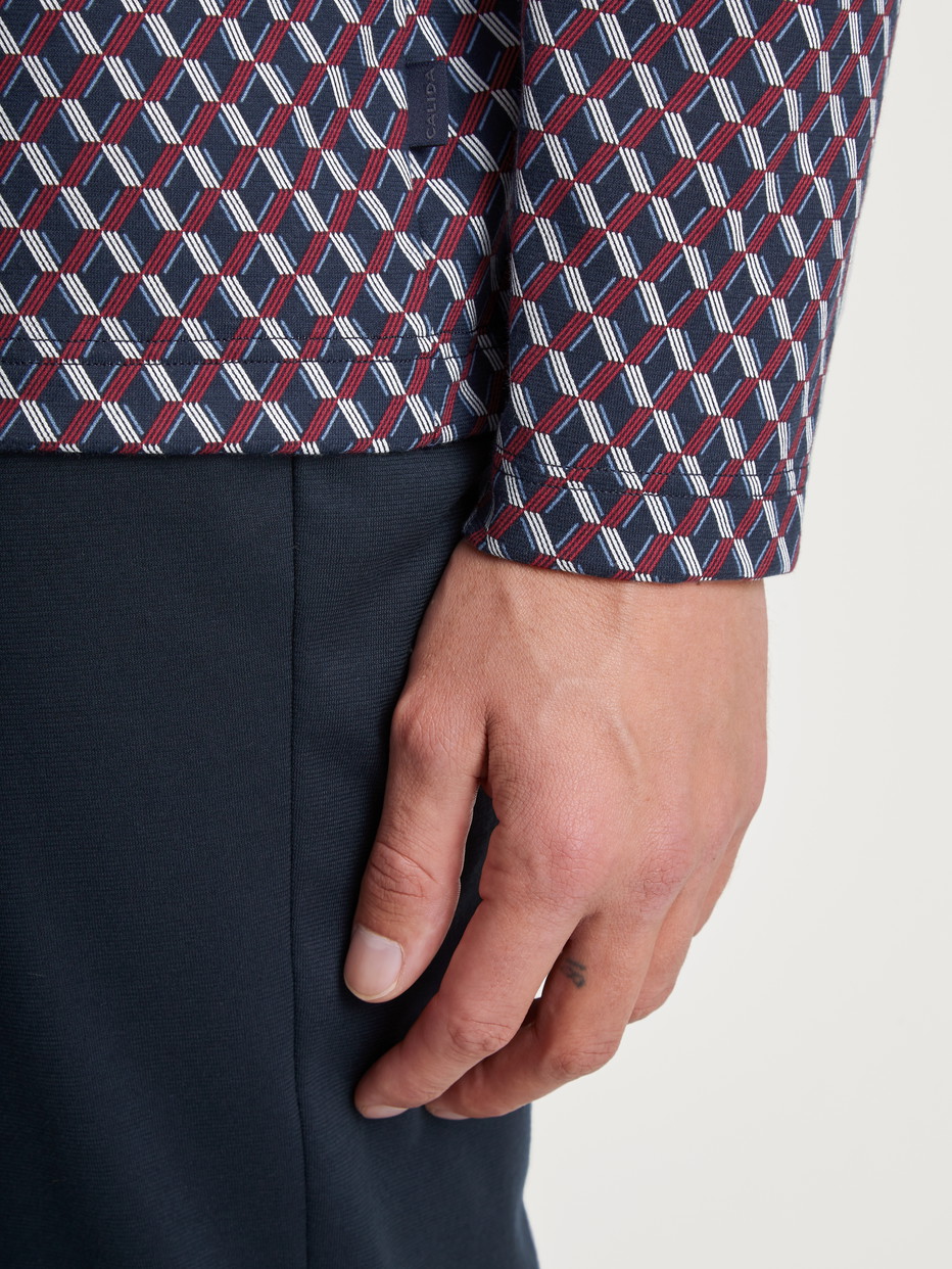 Herren-Model trägt Pyjama mit Knöpfen aus 100% Baumwolle in Blau, Kariert aus Serie Relax Imprint von CALIDA, Detail
