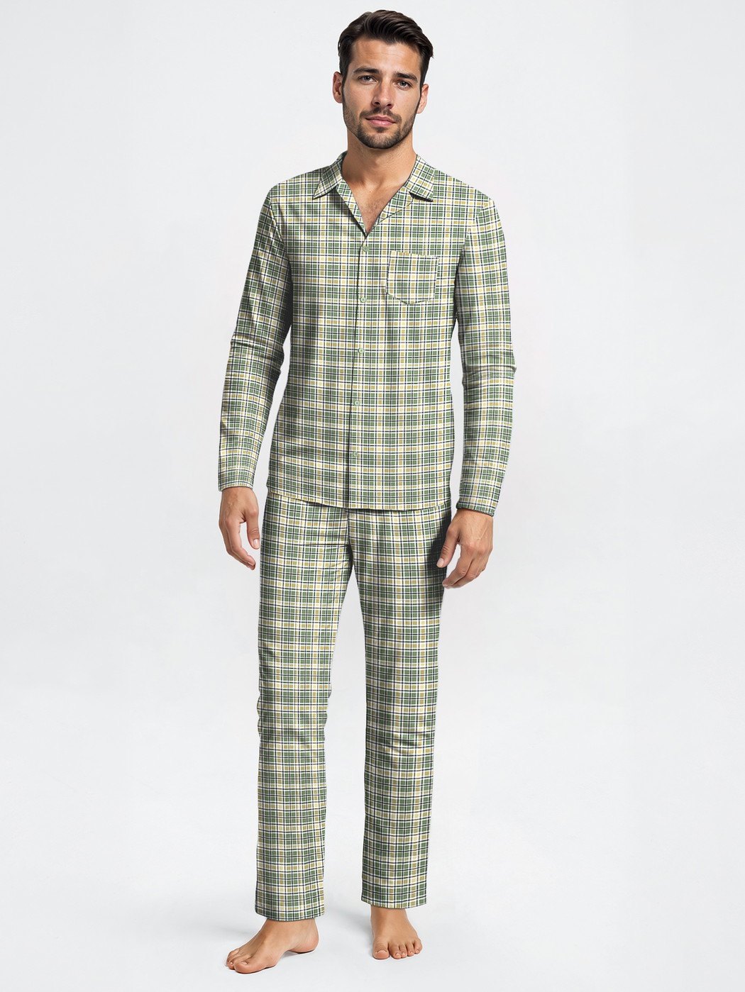 Le mannequin Homme porte le/la Pyjama à boutons en 100% coton de couleur Vert, À carreaux, de la série Nightwear Xtra de CALIDA, Vue de face, Image générée par IA
