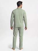 Le mannequin Homme porte le/la Pyjama à boutons en 100% coton de couleur Vert, À carreaux, de la série Nightwear Xtra de CALIDA, Vue arrière, Image générée par IA