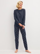 Le mannequin Femme porte le/la Pyjama en 100% coton de couleur Bleu, Motif, de la série Family & Friends de CALIDA, Vue de face