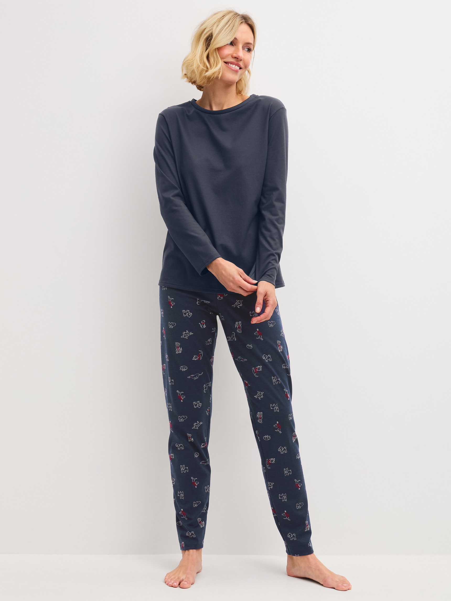 Le mannequin Femme porte le/la Pyjama en 100% coton de couleur Bleu, Motif, de la série Family & Friends de CALIDA, Vue de face