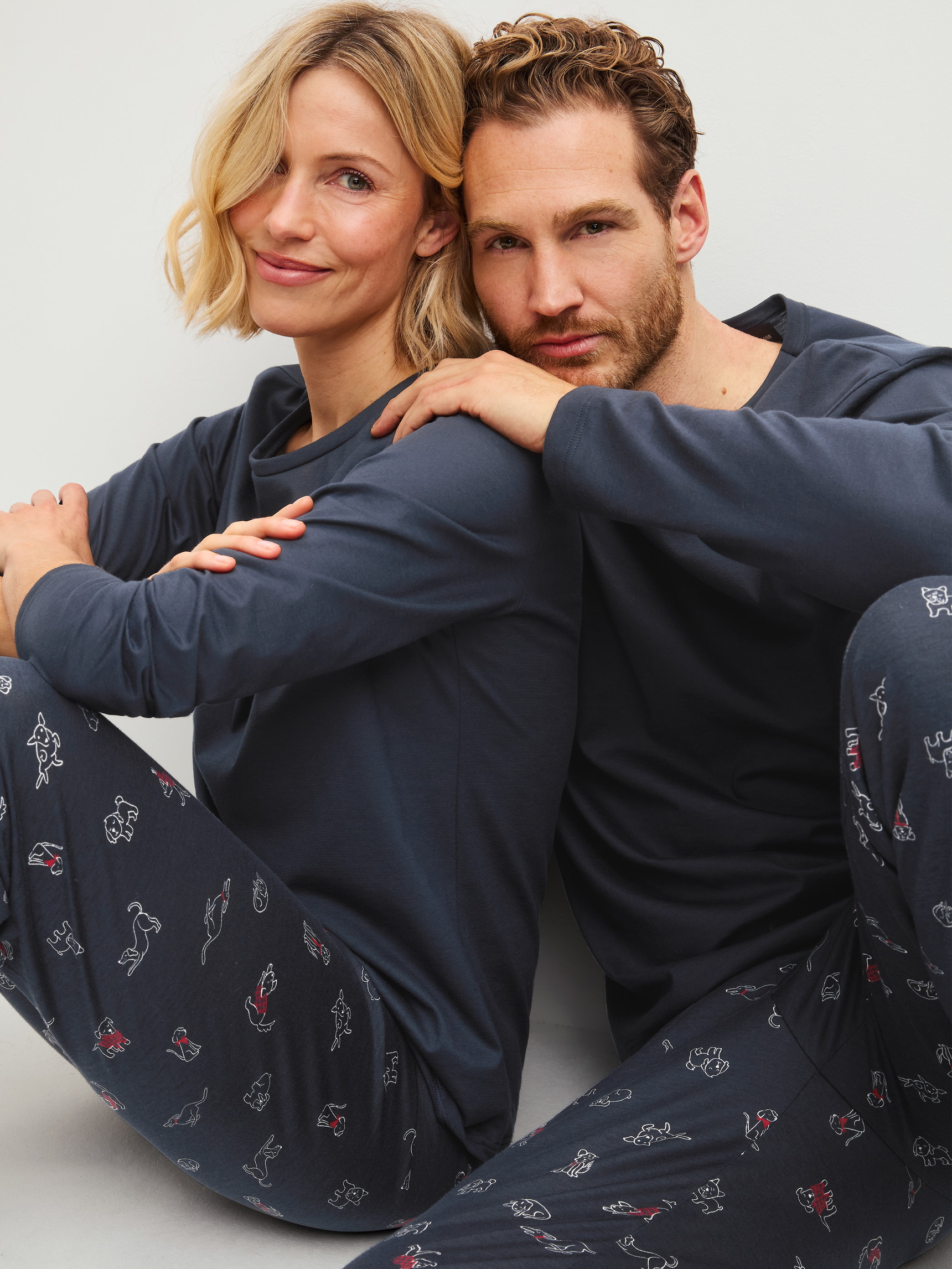 Le mannequin Femme porte le/la Pyjama en 100% coton de couleur Bleu, Motif, de la série Family & Friends de CALIDA, Image supplémentaire