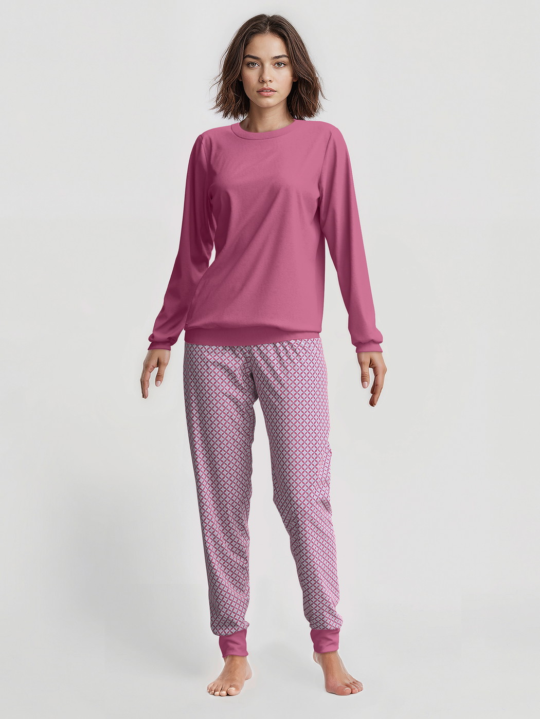 Damen-Model trägt Bündchen-Pyjama aus 100% Baumwolle in Violett, Motiv aus Serie Cotton Special von CALIDA, Vorderansicht