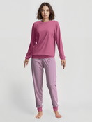 Damen-Model trägt Bündchen-Pyjama aus 100% Baumwolle in Violett, Motiv aus Serie Cotton Special von CALIDA, Vorderansicht