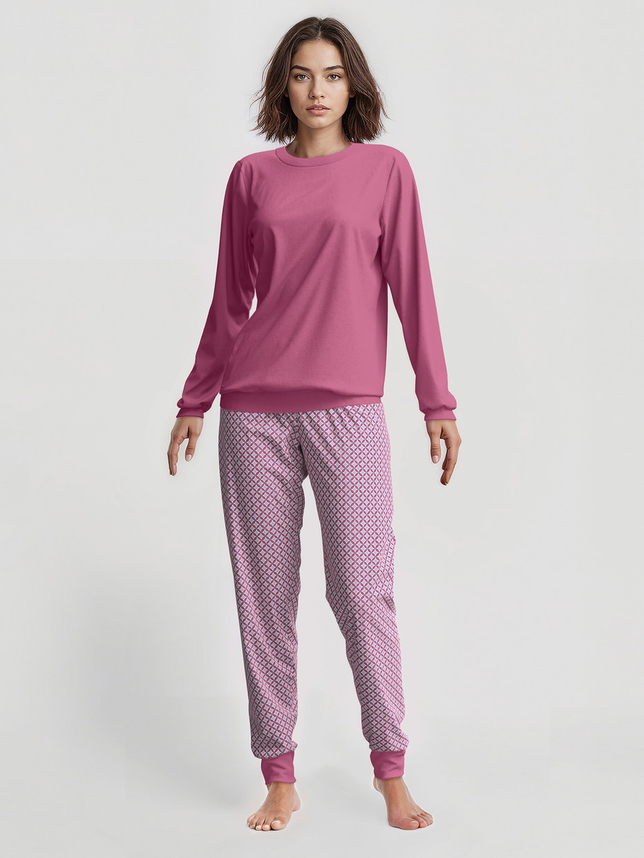 Damen-Model trägt Bündchen-Pyjama aus 100% Baumwolle in Violett, Motiv aus Serie Cotton Special von CALIDA, Vorderansicht