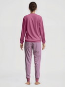 Damen-Model trägt Bündchen-Pyjama aus 100% Baumwolle in Violett, Motiv aus Serie Cotton Special von CALIDA, Rückansicht