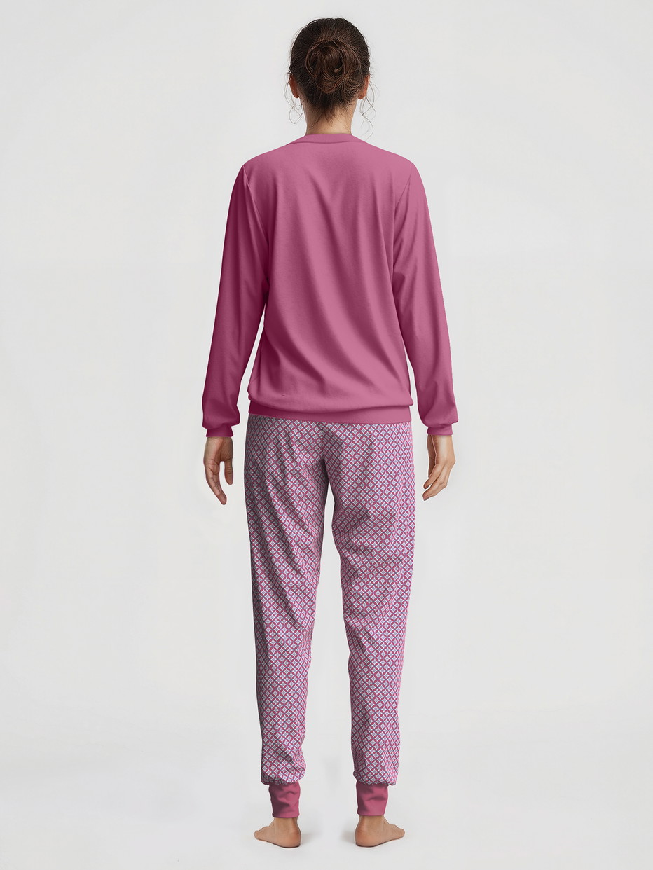 Damen-Model trägt Bündchen-Pyjama aus 100% Baumwolle in Violett, Motiv aus Serie Cotton Special von CALIDA, Rückansicht