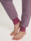 Damen-Model trägt Bündchen-Pyjama aus 100% Baumwolle in Violett, Motiv aus Serie Cotton Special von CALIDA, Detail