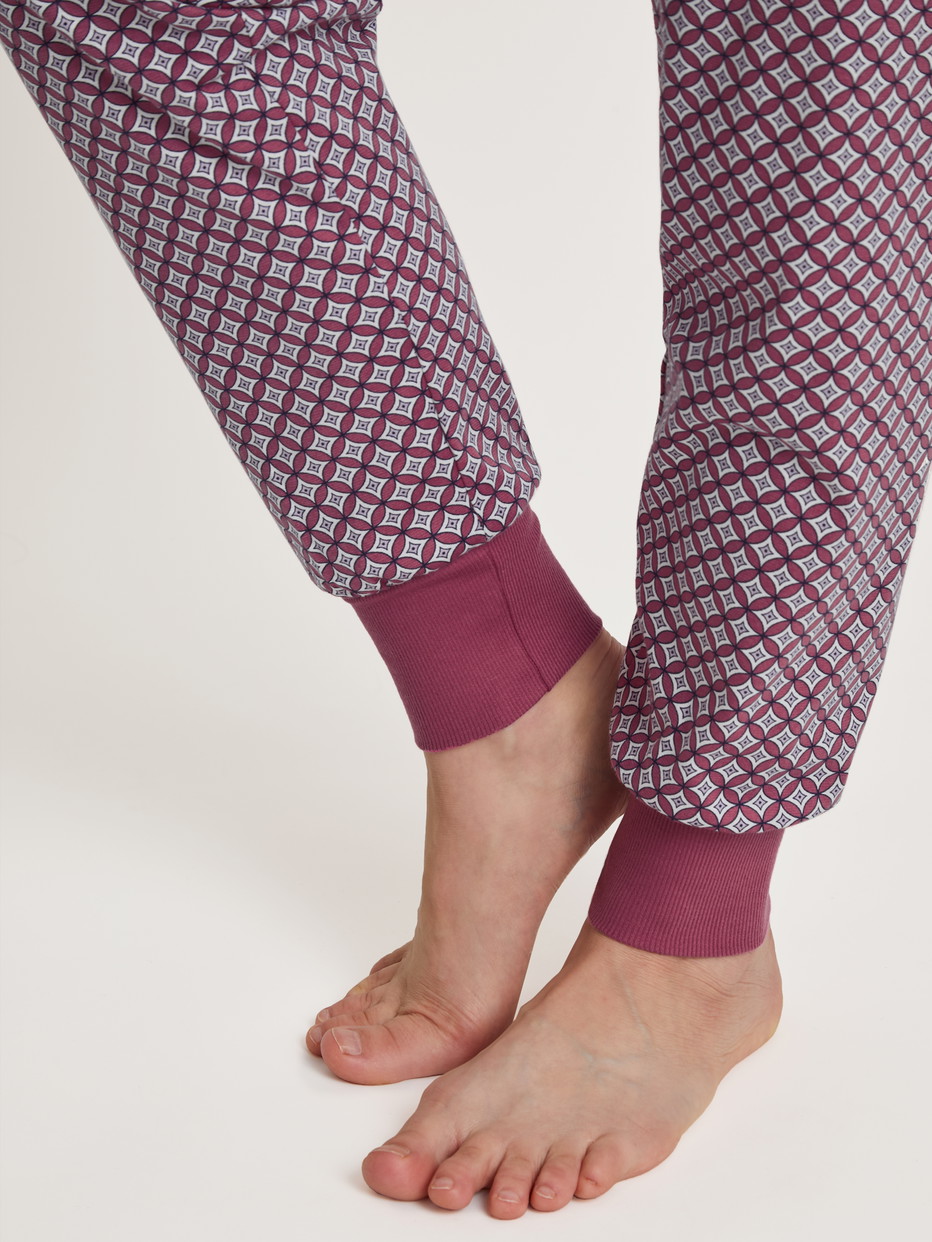 Damen-Model trägt Bündchen-Pyjama aus 100% Baumwolle in Violett, Motiv aus Serie Cotton Special von CALIDA, Detail