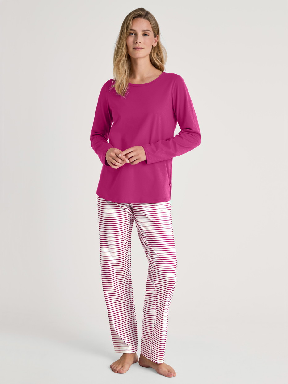 La modella / Il modello Donna indossa Pigiami, lunghi in 100% cotone di colore Rosso, Modello, della serie Cotton Special di CALIDA, Vista frontale