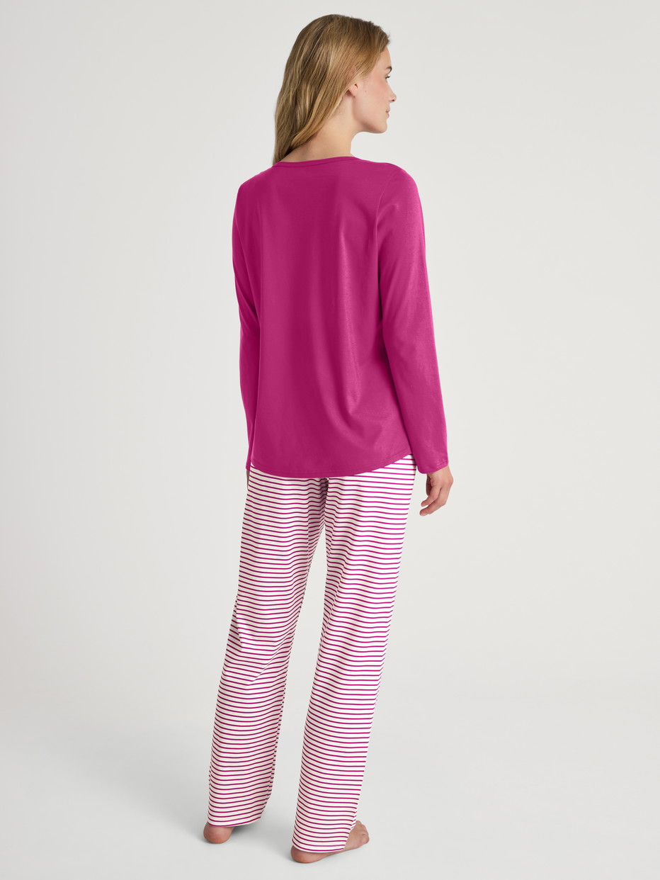 La modella / Il modello Donna indossa Pigiami, lunghi in 100% cotone di colore Rosso, Modello, della serie Cotton Special di CALIDA, Vista posteriore
