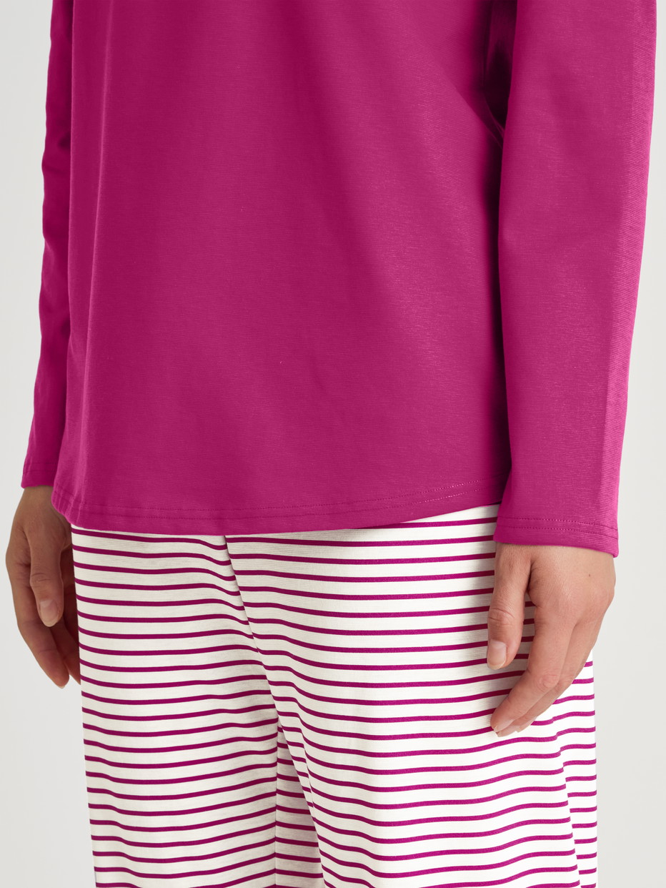 La modella / Il modello Donna indossa Pigiami, lunghi in 100% cotone di colore Rosso, Modello, della serie Cotton Special di CALIDA, Dettaglio
