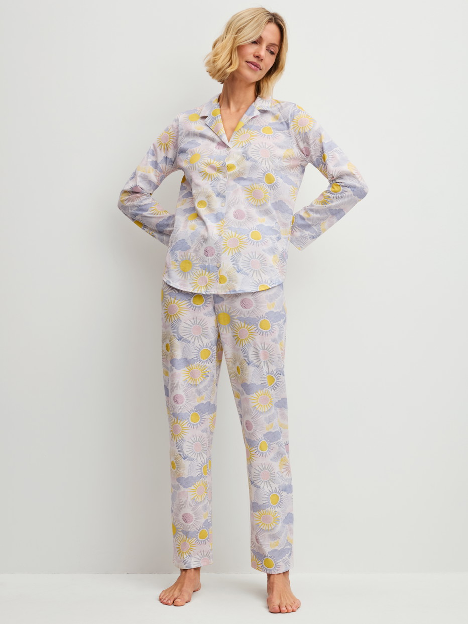 Damen-Model trägt Pyjama mit Knöpfen aus 100% Baumwolle in Blau, Gemustert aus Serie EDITION 85 von CALIDA, Vorderansicht