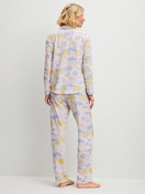 Damen-Model trägt Pyjama mit Knöpfen aus 100% Baumwolle in Blau, Gemustert aus Serie EDITION 85 von CALIDA, Rückansicht
