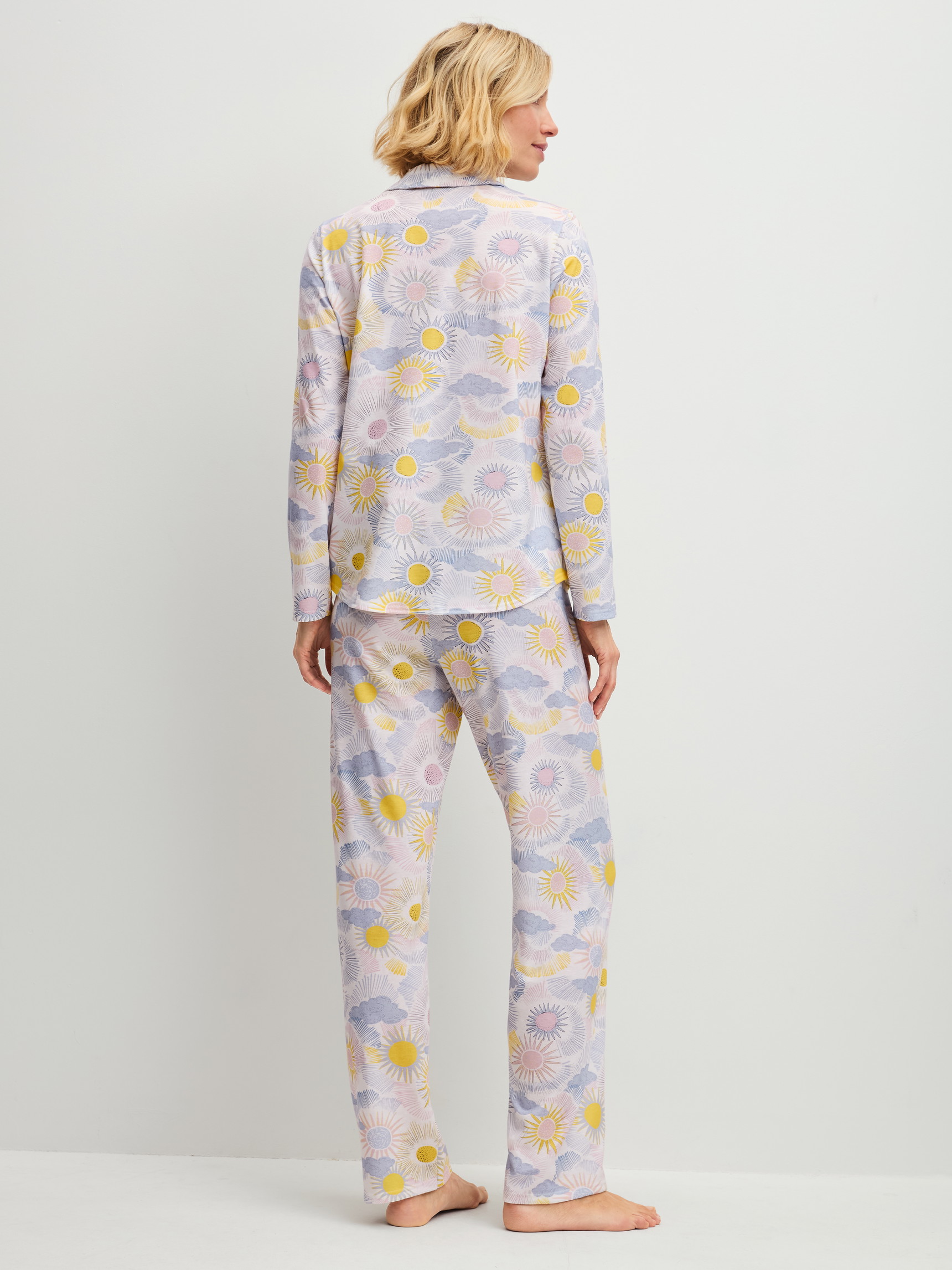 Damen-Model trägt Pyjama mit Knöpfen aus 100% Baumwolle in Blau, Gemustert aus Serie EDITION 85 von CALIDA, Rückansicht