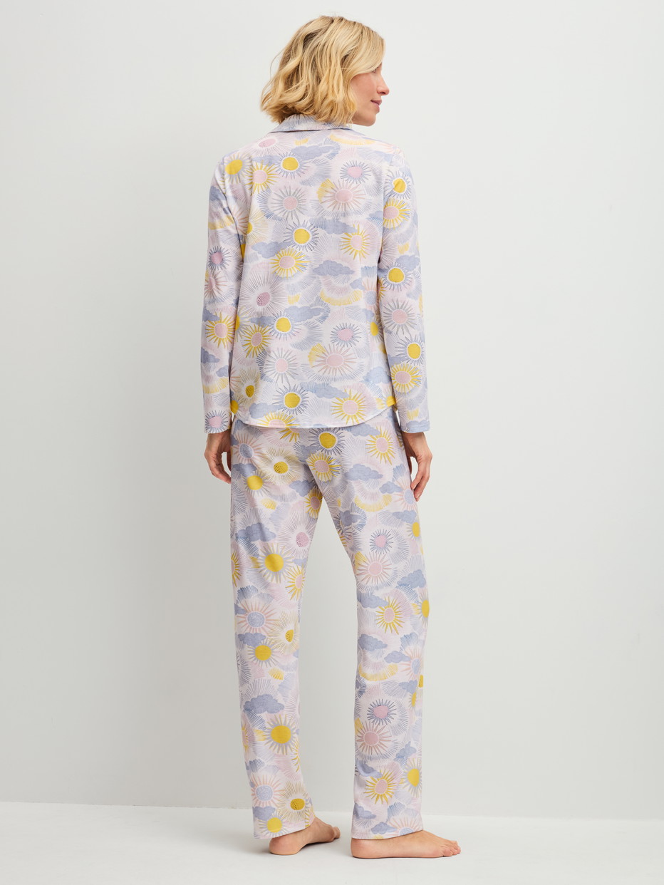 Damen-Model trägt Pyjama mit Knöpfen aus 100% Baumwolle in Blau, Gemustert aus Serie EDITION 85 von CALIDA, Rückansicht