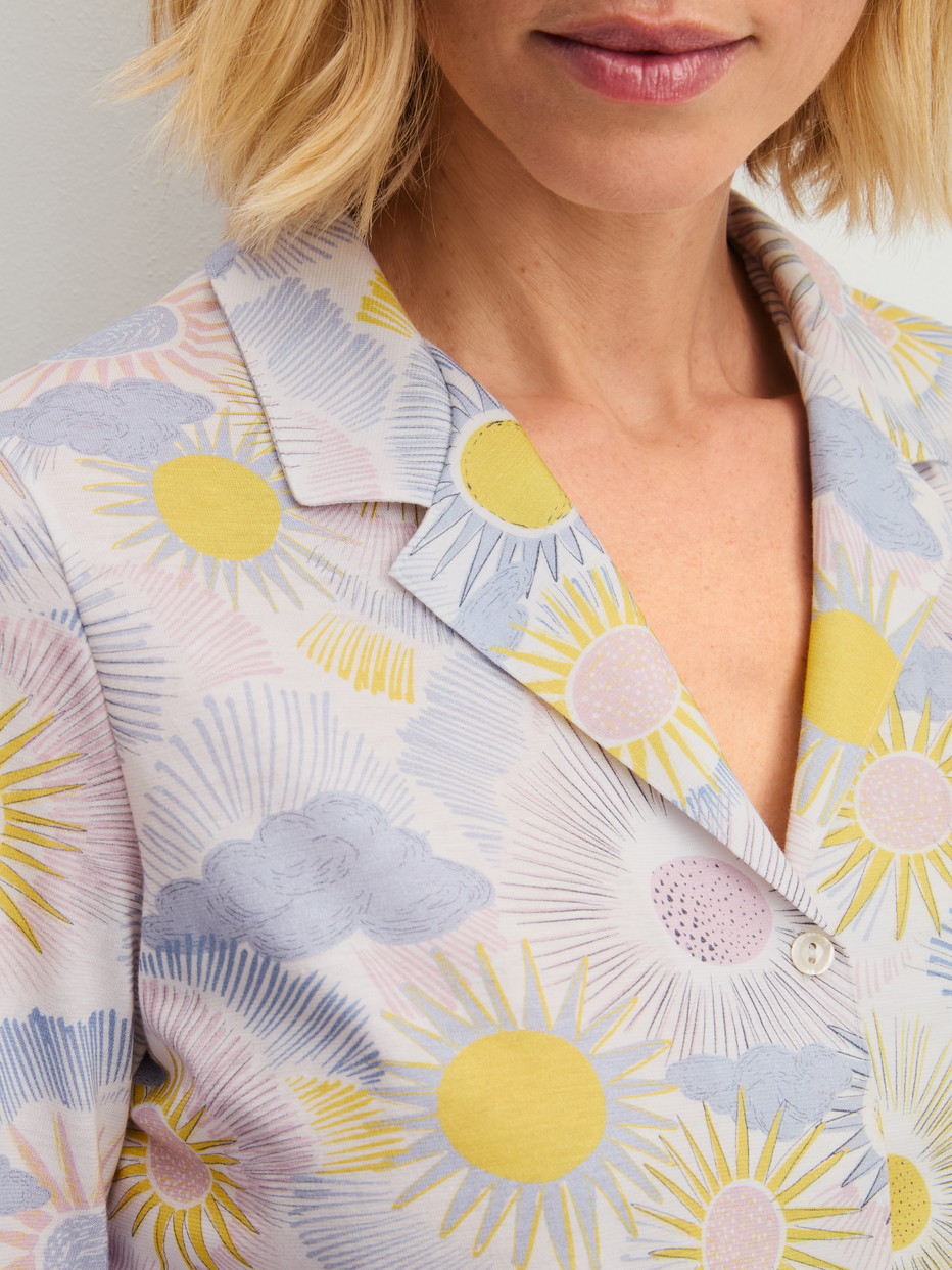 Damen-Model trägt Pyjama mit Knöpfen aus 100% Baumwolle in Blau, Gemustert aus Serie EDITION 85 von CALIDA, Detail