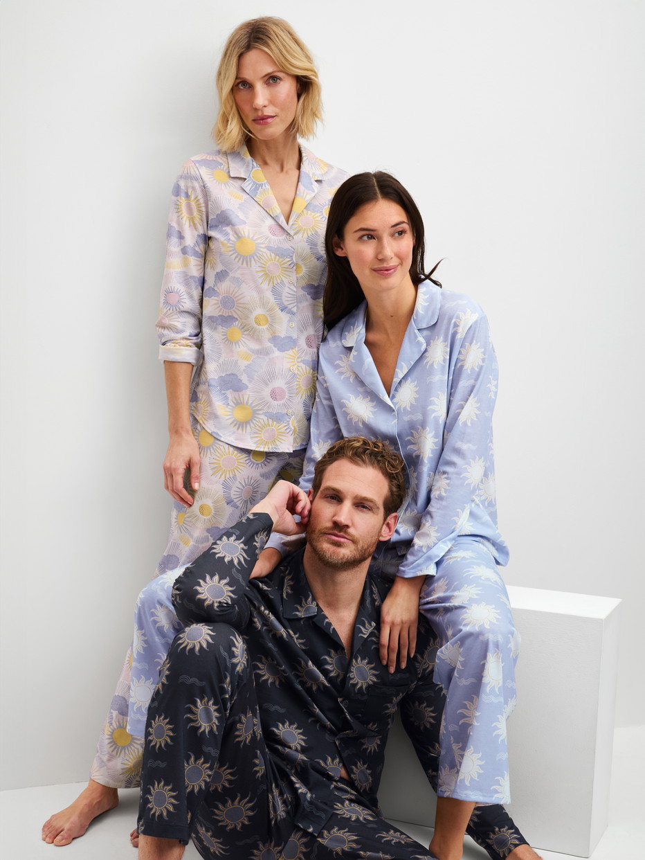 Damen-Model trägt Pyjama mit Knöpfen aus 100% Baumwolle in Blau, Gemustert aus Serie EDITION 85 von CALIDA, Zusatzbild