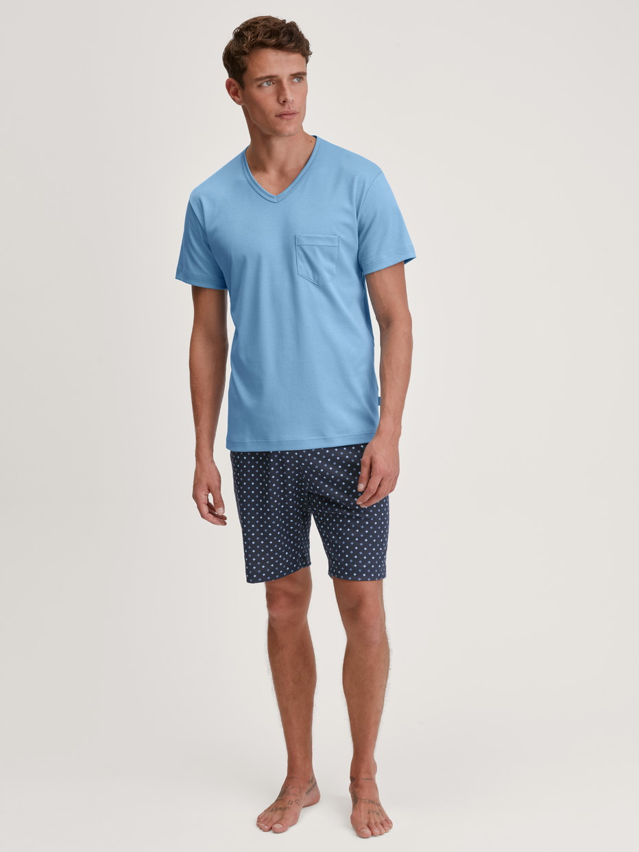 Herren-Model trägt Kurz-Pyjama aus 100% Baumwolle in Blau, Gemustert aus Serie Relax Streamline von CALIDA, Vorderansicht