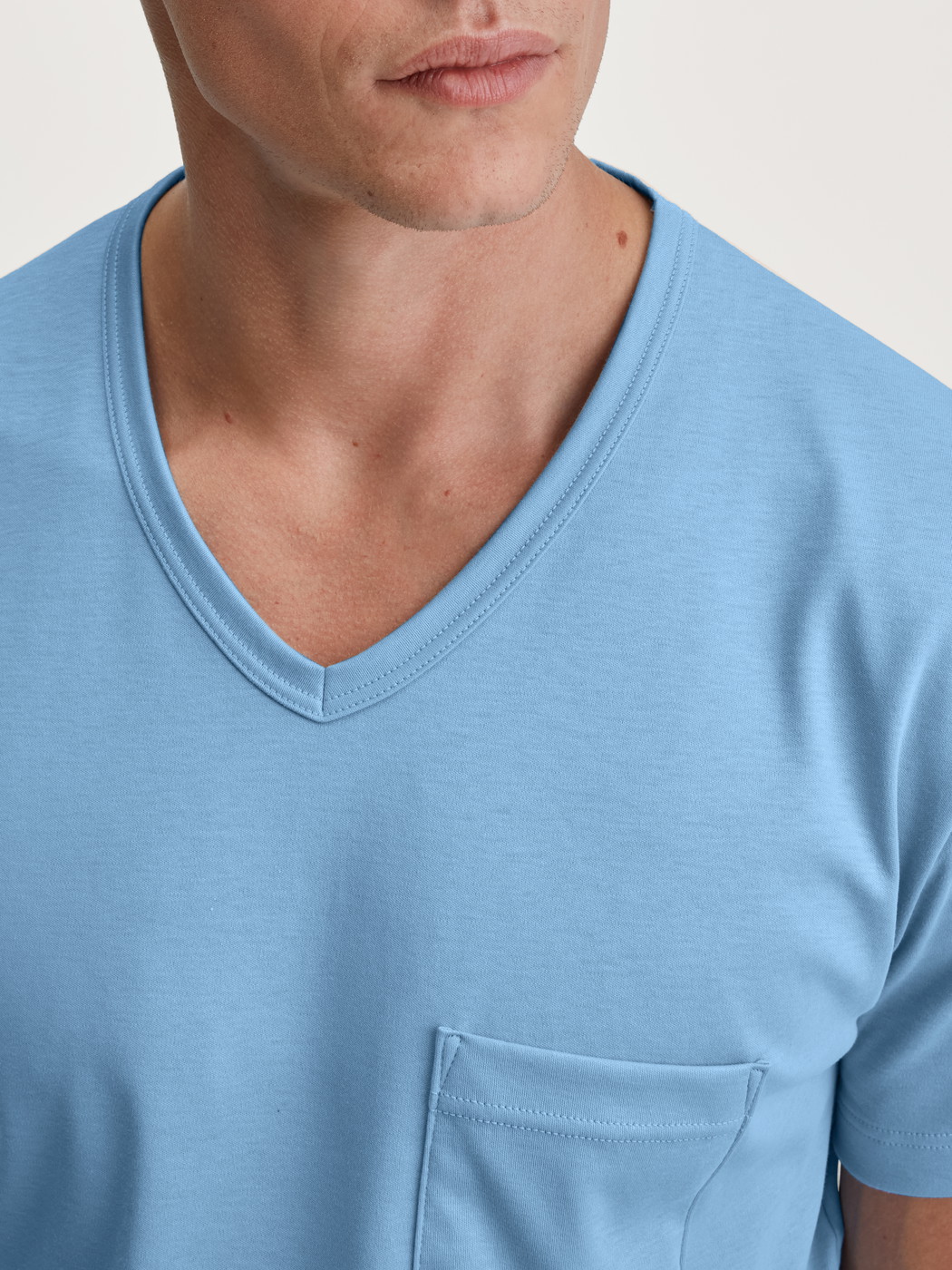 Men model is wearing Short pyjama made of 100% Cotton in Blue, Patterned from the Relax Streamline series by CALIDA, Detail