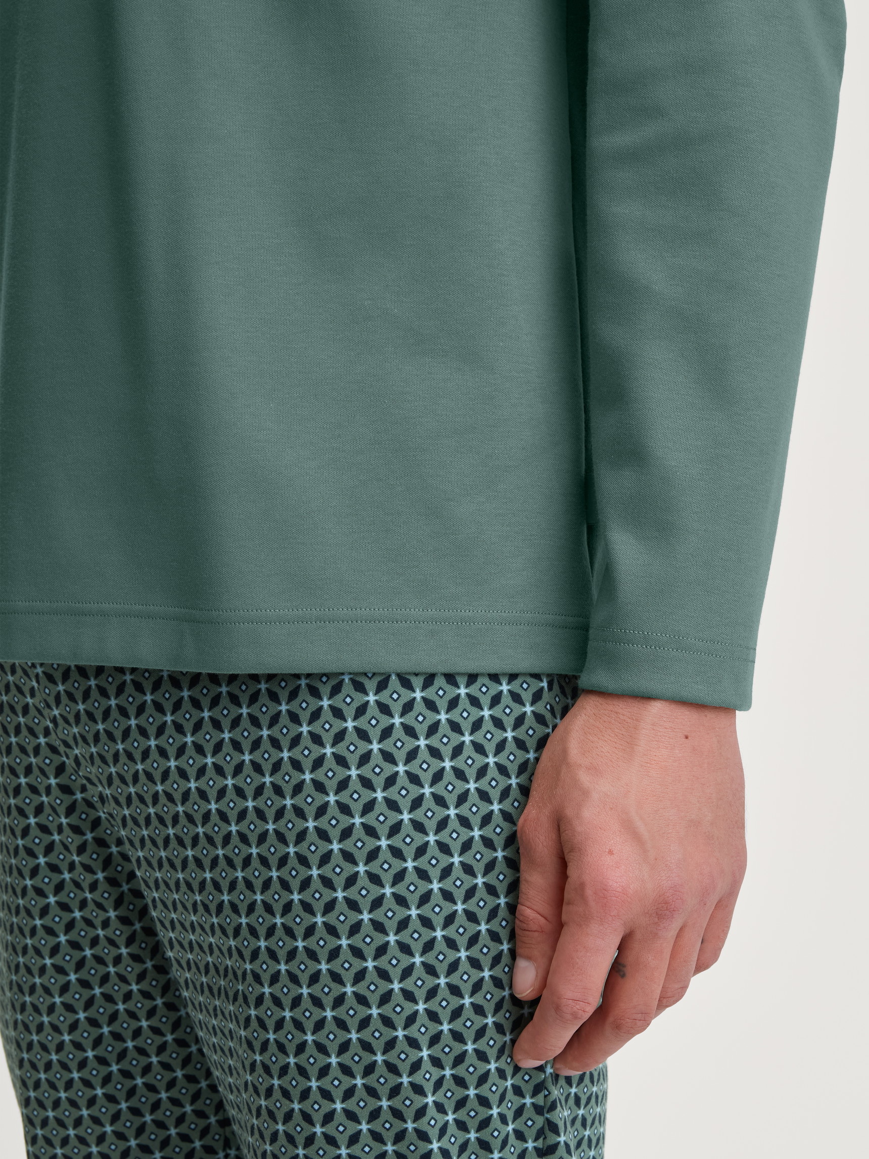 Le mannequin Homme porte le/la Pyjama, longue en 100% coton de couleur Vert, À motifs, de la série Relax Comfy 3 de CALIDA, Détail