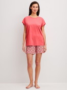 Damen-Model trägt Kurz-Pyjama aus 100% Baumwolle in Rot, Gemustert aus Serie Cotton Special von CALIDA, Vorderansicht