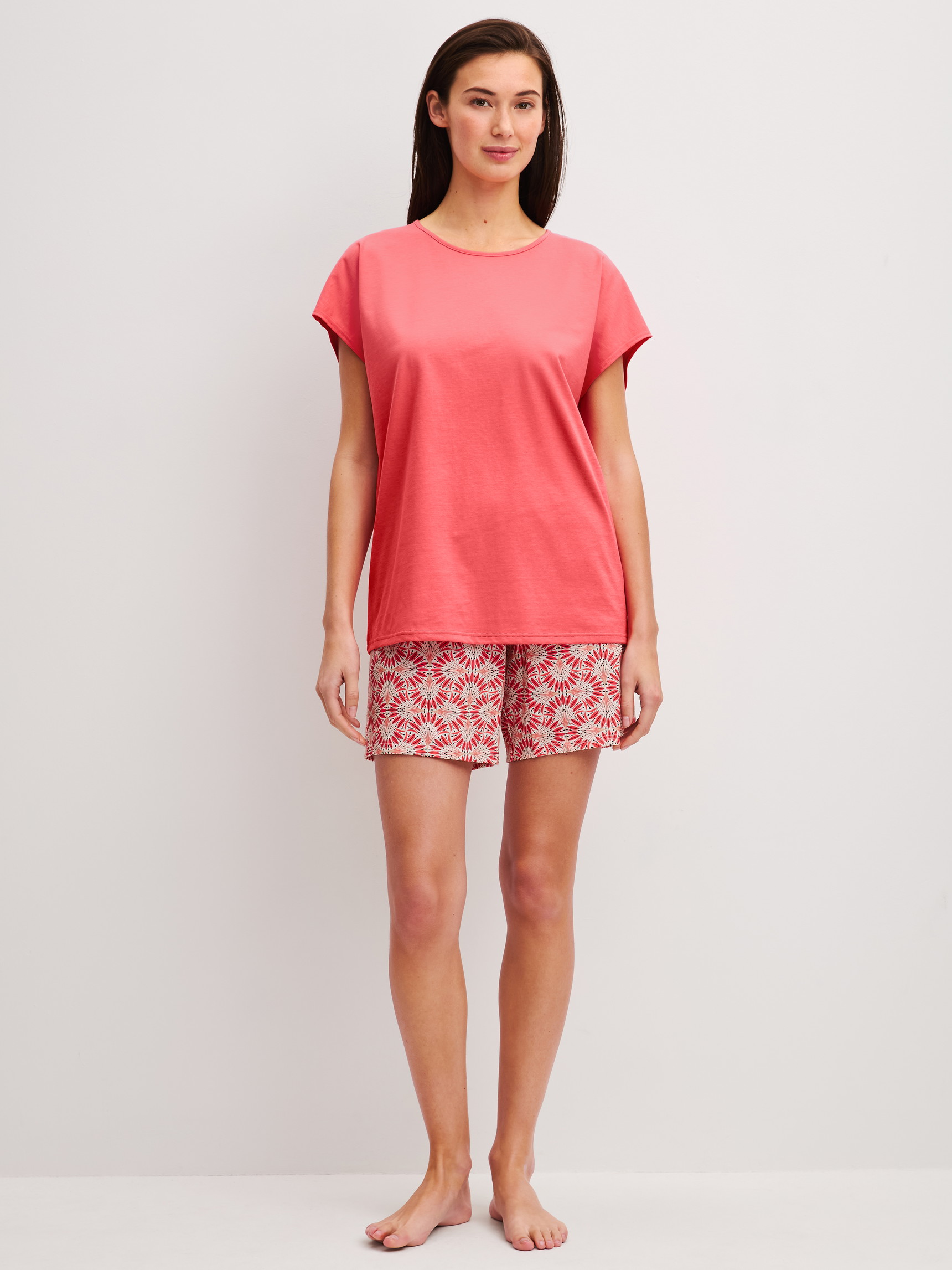 Damen-Model trägt Kurz-Pyjama aus 100% Baumwolle in Rot, Gemustert aus Serie Cotton Special von CALIDA, Vorderansicht