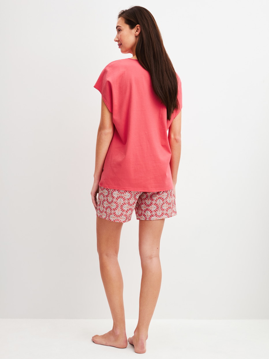 Damen-Model trägt Kurz-Pyjama aus 100% Baumwolle in Rot, Gemustert aus Serie Cotton Special von CALIDA, Rückansicht
