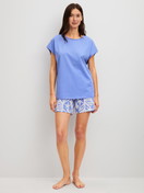 Le mannequin Femme porte le/la Pyjama court en 100% coton de couleur Bleu, Floral, de la série Cotton Special de CALIDA, Vue de face