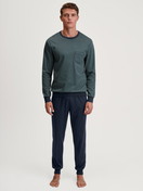 La modella / Il modello Uomo indossa Pigiama con polsini in 100% cotone di colore Verde, Modello, della serie Relax Comfy 3 di CALIDA, Vista frontale