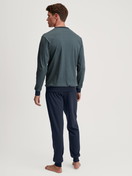 La modella / Il modello Uomo indossa Pigiama con polsini in 100% cotone di colore Verde, Modello, della serie Relax Comfy 3 di CALIDA, Vista posteriore