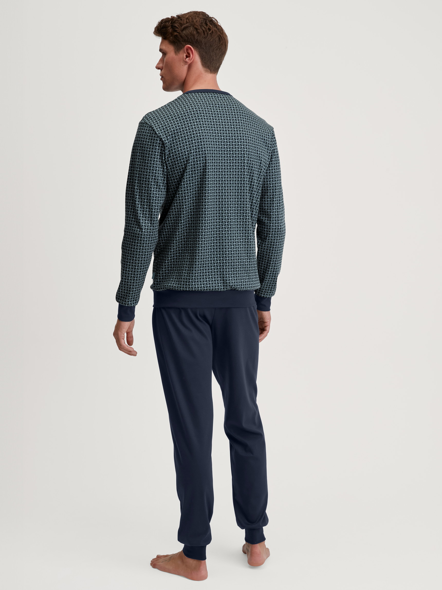 La modella / Il modello Uomo indossa Pigiama con polsini in 100% cotone di colore Verde, Modello, della serie Relax Comfy 3 di CALIDA, Vista posteriore