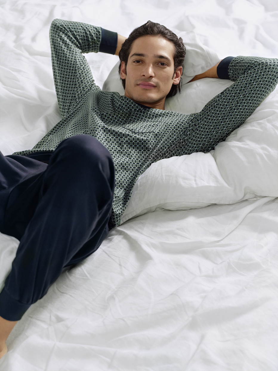 Herren-Model trägt Bündchen-Pyjama aus 100% Baumwolle in Grün, Gemustert aus Serie Relax Comfy 3 von CALIDA, Zusatzbild