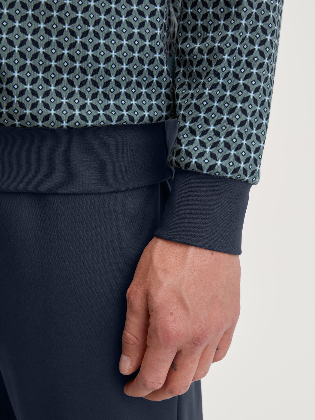 La modella / Il modello Uomo indossa Pigiama con polsini in 100% cotone di colore Verde, Modello, della serie Relax Comfy 3 di CALIDA, Dettaglio