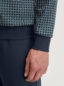 La modella / Il modello Uomo indossa Pigiama con polsini in 100% cotone di colore Verde, Modello, della serie Relax Comfy 3 di CALIDA, Dettaglio