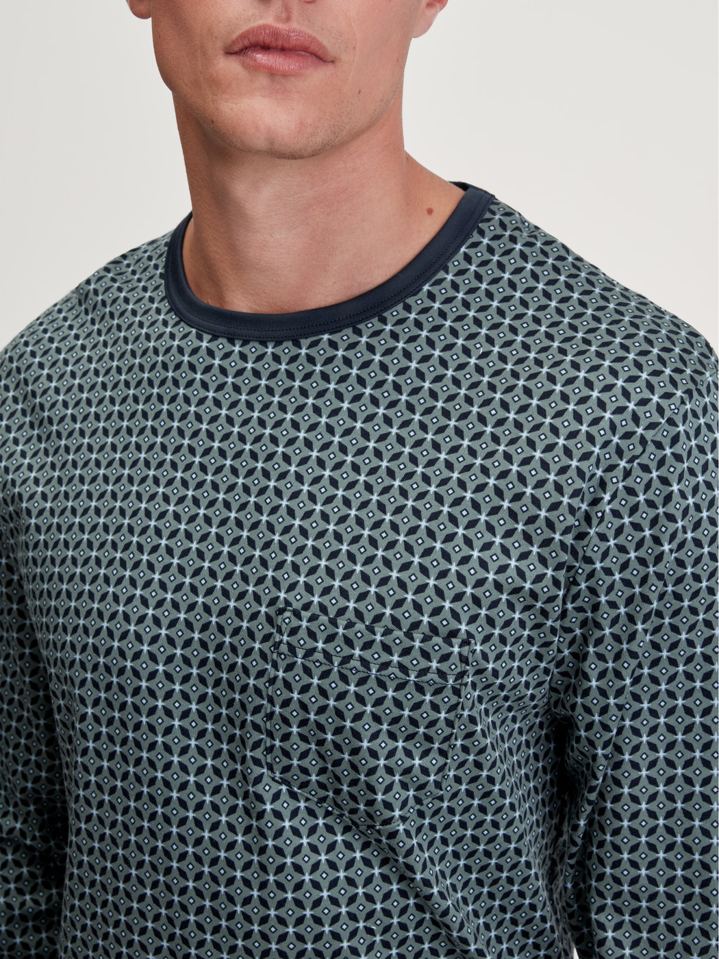 La modella / Il modello Uomo indossa Pigiama con polsini in 100% cotone di colore Verde, Modello, della serie Relax Comfy 3 di CALIDA, Dettaglio
