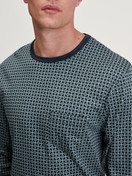 La modella / Il modello Uomo indossa Pigiama con polsini in 100% cotone di colore Verde, Modello, della serie Relax Comfy 3 di CALIDA, Dettaglio
